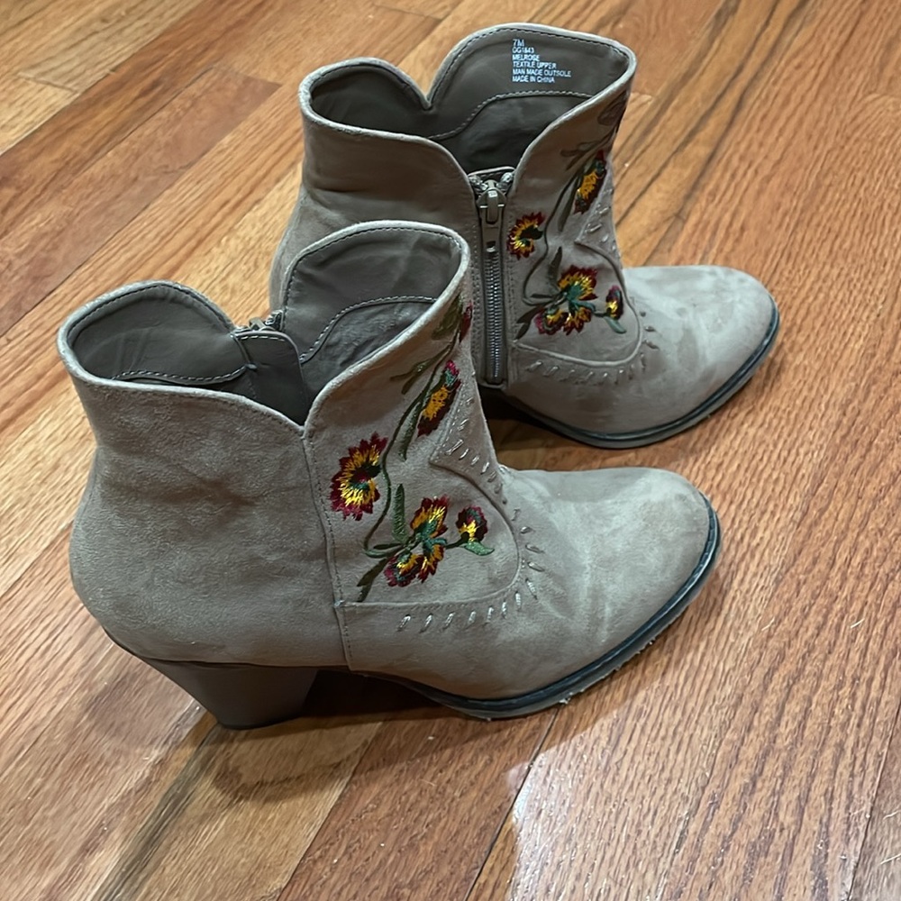 Mia size 7 sort boot taupe color with embroidered flower design 3” heel - Picture 6 of 10
